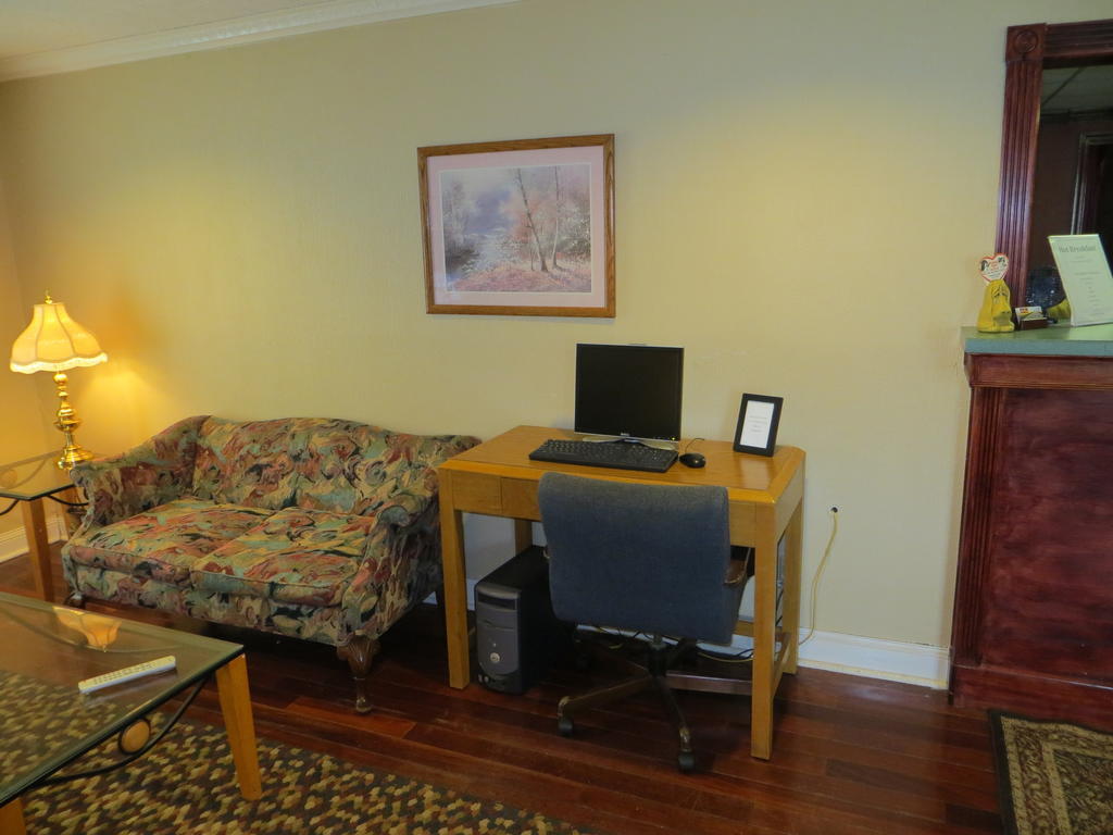 Motel Americourt And -